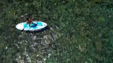 Genç Çekici Kadın Mavi Okyanusta Ayağa Kalkın.