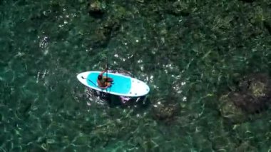 Genç kızın havadan görünümü tatil kürek çekmeye kalk. Bir genç kadın Sup yatılı görüntüsünü izleme