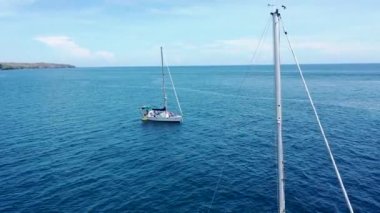 Bali kıyılarında yelken açan bir yelkenlinin bumbası ve ipleri.