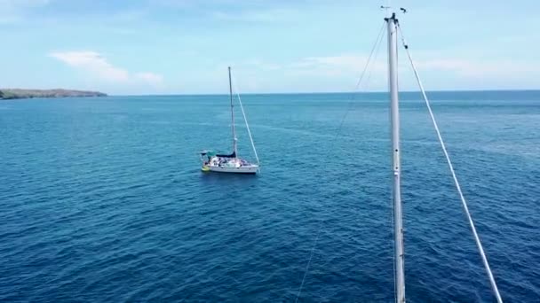 Bali kıyılarında yelken açan bir yelkenlinin bumbası ve ipleri. — Stok video