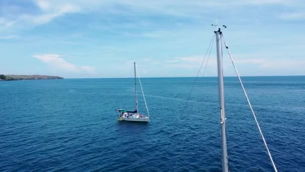 De giek en touwen van een zeilboot die voor de kust van Bali vaart — Stockvideo