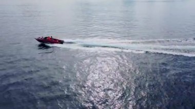 Bali, Endonezya - 10 Kasım 2021. Bali Adası 'ndaki Turkuaz Deniz' de Muz Teknesi Binen Maceracı Turistler 'in Hava Çekimi. Tatil Sahil Sporları Yaz Gezisi Turist Çekimi Konsepti