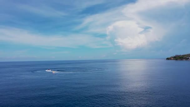 VÃ deo drone aéreo de barco de energia extrema donut esportes aquáticos de cruzeiro em alta velocidade na baía de turquesa tropical — Vídeo de Stock