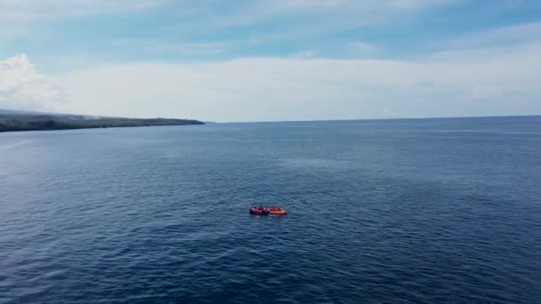 Flyg drönare antenn drönare efter Banana båt full av människor som har roligt i azurblå havet — Stockvideo
