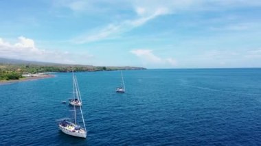 Yelkenlilerin üzerinden insansız hava aracı uçuşu. Bali Denizi 'nde yelkenli yatlar