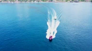 Adrenalin takviyesi, turistler şişme botta eğleniyor. Watersport yaz aktiviteleri