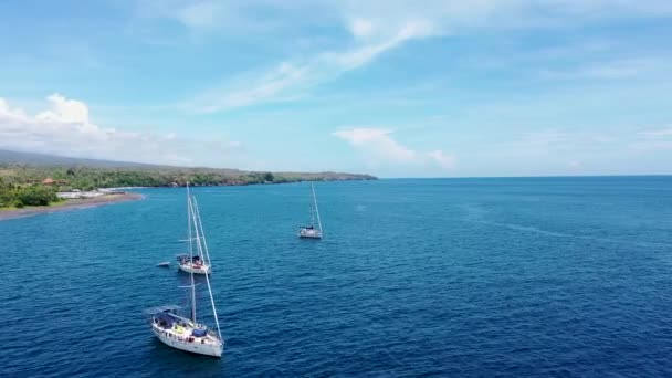 Політ безпілотних літальних апаратів над якорем. Морські яхти на воді біля Балі. — стокове відео