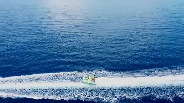 Drone aéreo video de barco de motor extremo donut deportes acuáticos crucero en alta velocidad en la bahía cristalina esmeralda tropical — Vídeo de stock