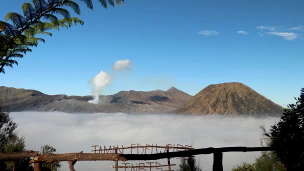 Ochtendmist in de Bromo caldera. Witte mist rond Batok vulkaan en Bromo krater. Tijdspanne. Time Lapse video van Mount Bromo, Oost Java, Indonesië. Prachtig Indonesië — Stockvideo