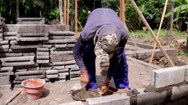 Canggu, Bali, Endonezya, 27 Mayıs 2020. Tuğlacı Eller Tuğlayı Koyuyor. Mason Beton Bloklar Yükle