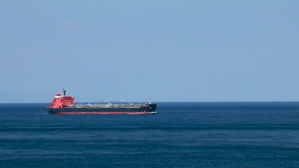 Εναέρια ένα φορτηγό πλοίο που πλέει βόρεια στα Στενά του Βοσπόρου. Μεταφορέας ή διόγκωση χύδην φορτίου είναι εμπορικό πλοίο ειδικά σχεδιασμένο για τη μεταφορά μη συσκευασμένου φορτίου χύδην, όπως κόκκων, μεταλλευμάτων, άνθρακα ή ξυλείας. — Αρχείο Βίντεο