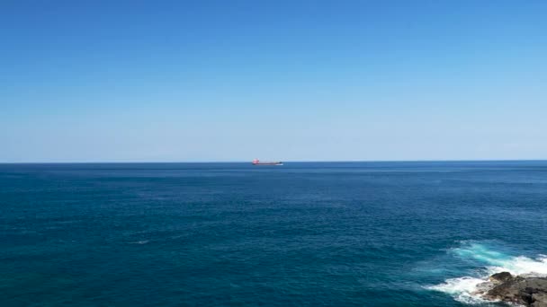 Пустой грузовой контейнерный корабль в море — стоковое видео