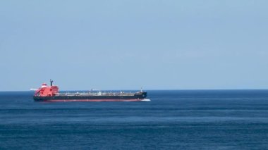 Tanker gemisi denizde yelken açar. Petrol tankerinin yan görüntüsü