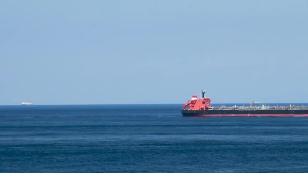 Een vrachtschip dat noordwaarts vaart op Straat Bosporus. Een bulkcarrier of bulker is een koopvaardijschip dat speciaal is ontworpen voor het vervoer van onverpakte bulklading, zoals graan, erts, steenkool of hout. — Stockvideo