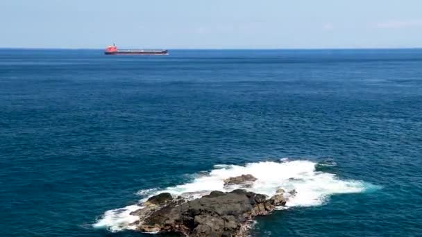 Um barco navegando no mar Mediterrâneo, perto da costa de Denia e Javea, na Espanha. O penhasco de San Antonio Cape está no fundo — Vídeo de Stock