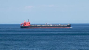 Güverte vinci olan boş bir süper tanker gemisini İstanbul 'daki Boğaz sularında yüzdürün. Yan görüş. Sabit Çekim