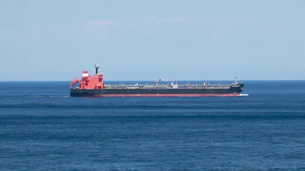 Sluiten van lege super tanker schip met de dekkraan, zeilen in Bosporus wateren in Istanbul. Zijaanzicht. Statisch schot — Stockvideo