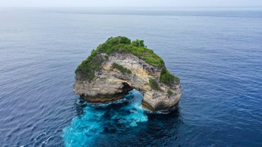 Hint Okyanusu 'ndaki doğal kaya kemeri, Bali' deki Nusa Penida Adası 'ndaki Wild Coast yakınlarında. Uçurumun kenarındaki büyük açık delik dalgalarla oluşur. Su kayaya çarptığında çarpıcı bir manzara yaratır..