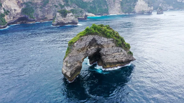 Denizde Küçük Kaya Kemer Adası. Nusa Penida, Endonezya. 4K Hava Görüntüsü — Stok fotoğraf