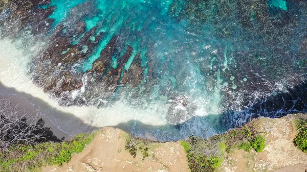 穴ブロークンビーチでターコイズブルーの水の空中ショット インドネシアのヌサペニダ島の有名な観光地 — ストック写真