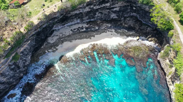 穴ブロークンビーチでターコイズブルーの水の空中ショット インドネシアのヌサペニダ島の有名な観光地 — ストック写真