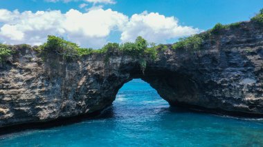 Nusa Penida, Broken Beach, Endonezya 'daki okyanus üzerindeki kaya kemerinin görüntüsü. Yüksek kalite 4k görüntü.