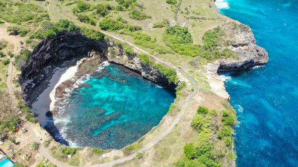 在破碎的海滩洞里 蓝绿色的海水拍到了空中的照片 印度尼西亚努沙佩尼达岛上著名的旅游胜地 — 图库照片