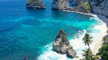 Nusa Penida, Bali, Endonezya 'daki güzel elmas plajı. Enfes deniz manzarası, dalgalar, mavi deniz ve kayalar