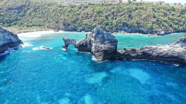 位于印度尼西亚巴厘努沙佩尼达岛东侧的美丽海滩Atuh海滩上独特的天然岩石和悬崖形成的壮丽景观 — 图库照片
