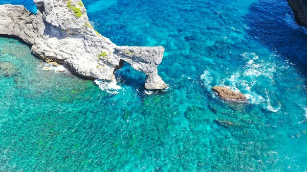 Vedere magnifică a formării de stânci naturale unice și stânci în plaja frumoasă cunoscută sub numele de plaja Atuh situată în partea de est a insulei Nusa Penida, Bali, Indonezia — Fotografie, imagine de stoc