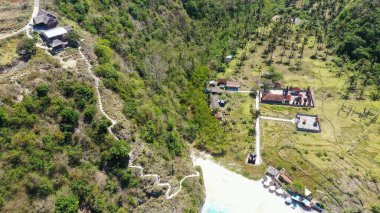 Atuh Sahili 'ndeki geleneksel Hindu tapınağının güzel manzarası. Doğa, Endonezya, Bali 'deki en iyi seyahat yerleri. Nusa Penida adasında ziyaret etmek için popüler bir yer.