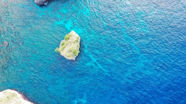 수천 년 전에 형성 된 독특 한 바위화 산인 글 라르 코시아 나해 젤 섬의 공중 드론 사진, 그리스의 키클라데스 섬에 아름다운 석조 아치 가형성 되었다 — 스톡 사진