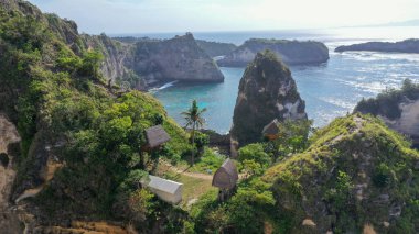 Havadan görünümü, küçük ada, Nusa Batumategan Atuh D'nin Lima tapınak Nusa Penida Adası Bali, Endonezya yakınındaki üzerinden