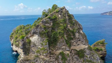 Nusa Batumategan küçük ada ve Nusa Batupadasan Adası'ndan Nusa Penida Adası Bali, Endonezya yakınındaki Atuh D'nin Lima tapınak havadan görünümü