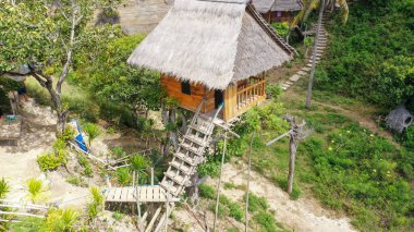 Nusa Penida Adası, Bali, Endonezya 'nın güzel sahillerindeki Molenteng Ağaç Evi veya Rumah Pohon.