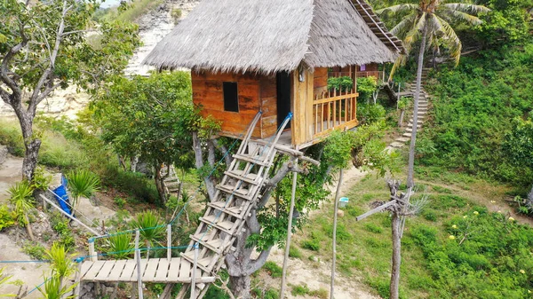 Das Rumah Pohon Treehouse auf der Insel Nusa Penida auf Bali. Blick auf Diamond Beach — Stockfoto