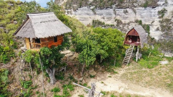 Das Molenteng Tree House oder Rumah Pohon an der wunderschönen Küste der Insel Nusa Penida, Bali, Indonesien — Stockfoto