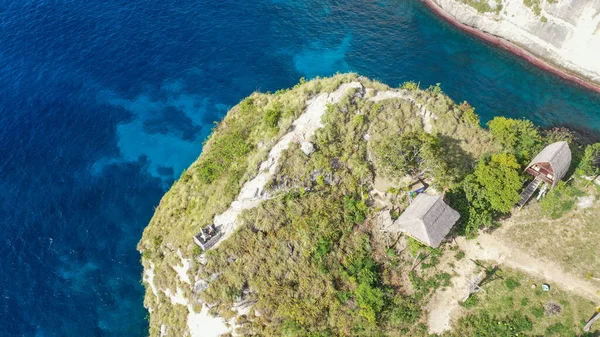 Vista aérea de la pequeña isla de Nusa Batumategan desde el santuario de Atuh Rija Lima en la isla de Nusa Penida cerca de Bali, Indonesia —  Fotos de Stock