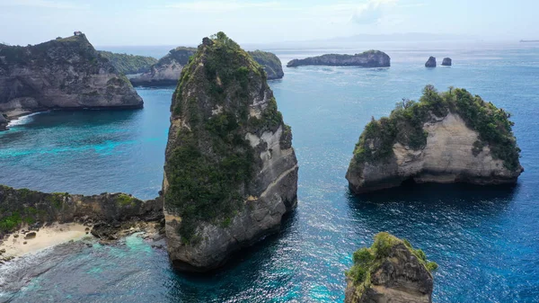 Petites îles de Nusa Penida connues sous le nom de Raja Lima ou Five Kings — Photo
