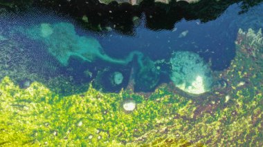 Endonezya 'nın Nusa Penida adasındaki Broken Beach' teki güzel Melekler Billabong 'un insansız hava aracı görüntüsü.