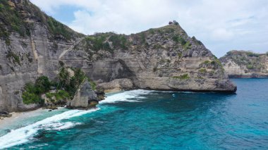 Nusa Penida 'daki Muhteşem Elmas Plajı. Endonezya, Bali 'de inanılmaz bir turistik yer.