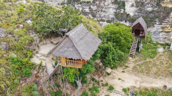Rumah Pohon Baumhaus auf der Insel Nusa Penida auf Bali mit Blick auf den Diamantenstrand — Stockfoto