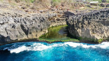 Güzel Melekler Billabong 'un gökyüzü manzarası. Nusa Penida Adası, Endonezya