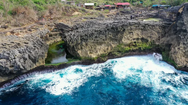 Widok z lotu ptaka na Angels Billabong niedaleko Broken Beach w Nusa Penida, Indonezja — Zdjęcie stockowe