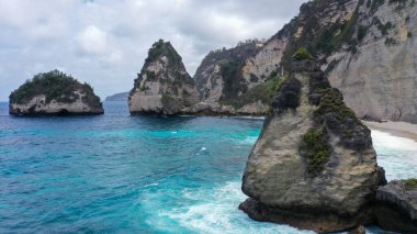 Nusa Penida 'daki Muhteşem Elmas Plajı. Endonezya, Bali 'de inanılmaz bir turistik yer.