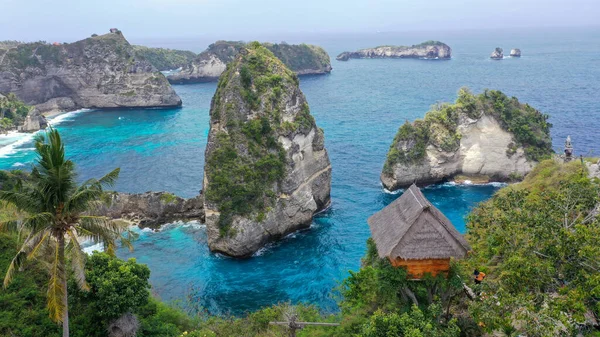 Endonezya 'da Bali, Nusa Penida Adası' ndaki ağaç ev ve elmas plajı.
