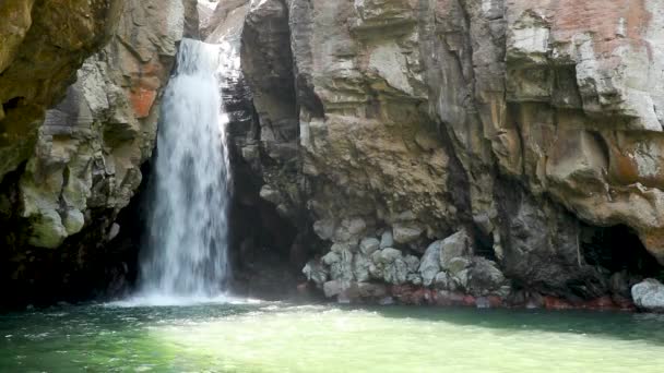 Amazing waterfall hidden in tropical rainforest. Beautiful nature background. 4K — Stockvideo