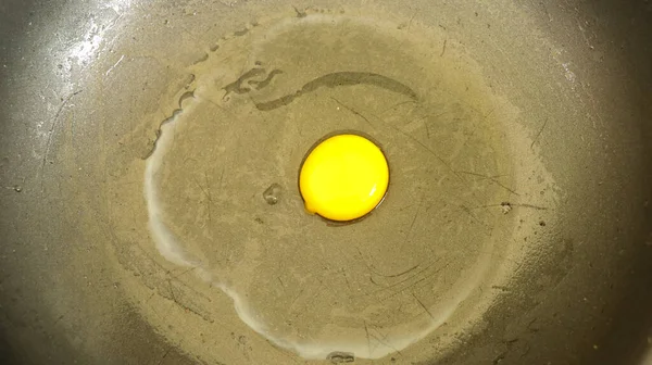 Delicioso sobre o ovo fácil na panela, close-up. gema de proteína de panela de ovo frito — Fotografia de Stock
