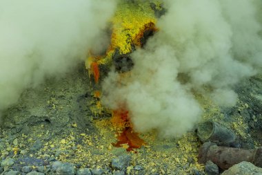 Kawah Ijen volkanı, Doğu Java, Endonezya 'daki borulardan eriyik sülfür damlıyor.