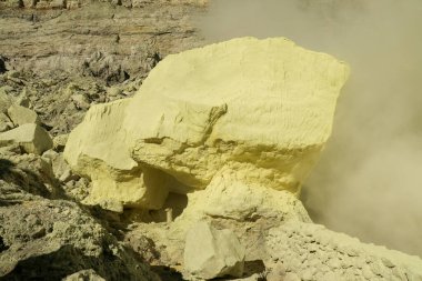 Siyah yansıtıcı yüzeyde, tek merkezli sülfür kristalleriyle kaplı bir lav kayası. 2001 'de Etna Dağı' nın patlamasından. Bu makro resim sonsuz bir odak derinliğine sahiptir. Resim yaklaşık 2 cm genişliğinde